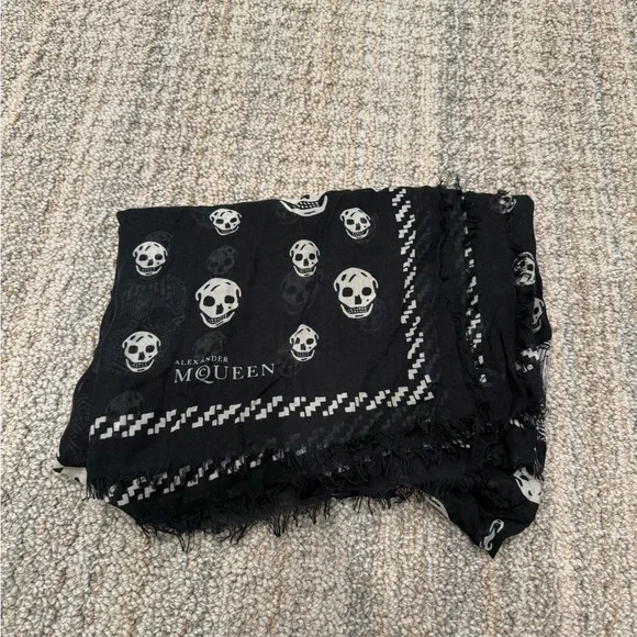 Alexander McQueen Black Skull Scarf - Picture 2 of 10
